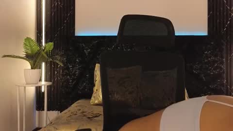 Snapshot of emy_leon chatting on 27, 11, 2025 Emy online show from 27, 11, 2025