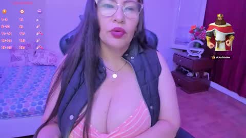 Snapshot of esmeralda_milf1 chatting on 12, 9, 2025 esme online show from 12, 9, 2025