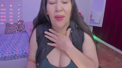 Snapshot of esmeralda_milf1 chatting on 6, 10, 2025 esme online show from 6, 10, 2025