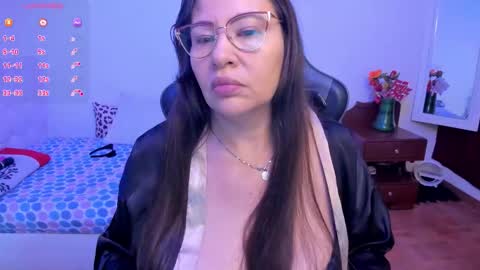 Snapshot of esmeralda_milf1 chatting on 12, 10, 2025 esme online show from 12, 10, 2025