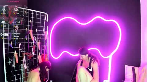 Snapshot of estudiooro509 chatting on 31, 10, 2025 Cloe and Megan online show from 31, 10, 2025