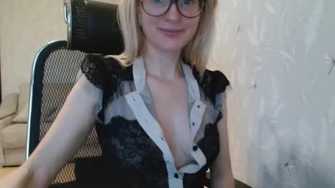 Snapshot of eva2323 chatting on 13, 10, 2025 eva2323 online show from 13, 10, 2025