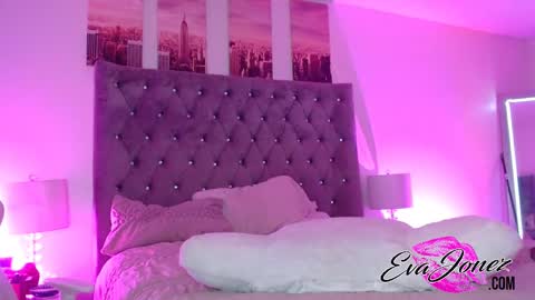 Snapshot of evajonez chatting on 10, 9, 2025 Eva online show from 10, 9, 2025