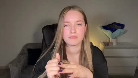 Snapshot of evajuly chatting on 18, 4, 2026 Eva online show from 18, 4, 2026
