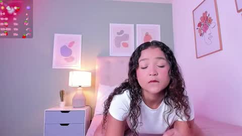 Snapshot of evalunna__ chatting on 8, 10, 2025  Eva Luna online show from 8, 10, 2025