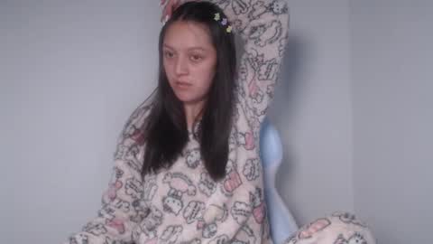 Snapshot of evangeline_petite chatting on 11, 9, 2025 eva online show from 11, 9, 2025