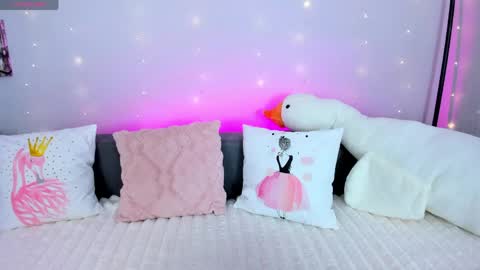 Snapshot of evarey_ chatting on 2, 4, 2026 Adelina online show from 2, 4, 2026