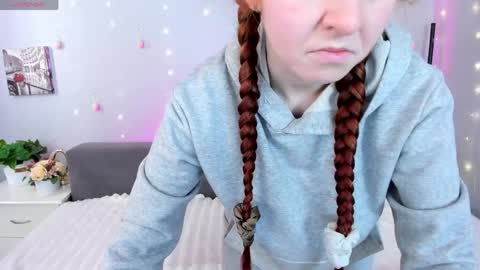 Snapshot of evarey_ chatting on 5, 4, 2026 Adelina online show from 5, 4, 2026