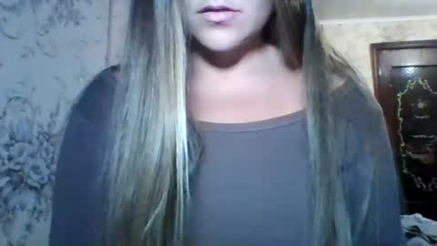 Snapshot of evasapples2026 chatting on 8, 7, 2026 evasapples2026 online show from 8, 7, 2026
