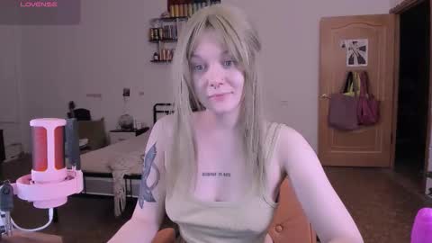 Snapshot of evathority chatting on 4, 12, 2025 online show from 4, 12, 2025