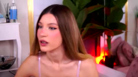 Snapshot of evawarenn chatting on 22, 10, 2025 Carolina online show from 22, 10, 2025