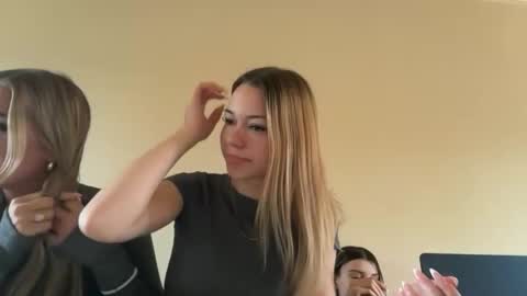 evebrooksss online show from 3, 12, 2025