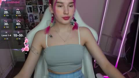 Snapshot of evelinalu chatting on 4, 12, 2025 Evelina online show from 4, 12, 2025