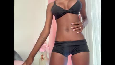 Snapshot of evelyn_jhonson3 chatting on 9, 9, 2025 E V E L Y N online show from 9, 9, 2025