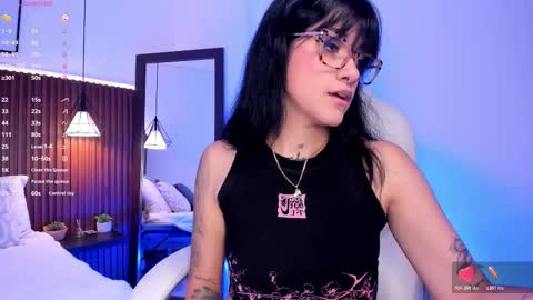 Snapshot of evelyn_samantha chatting on 18, 10, 2025 evelyn online show from 18, 10, 2025