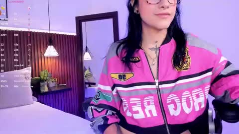 Snapshot of evelyn_samantha chatting on 19, 10, 2025 evelyn online show from 19, 10, 2025