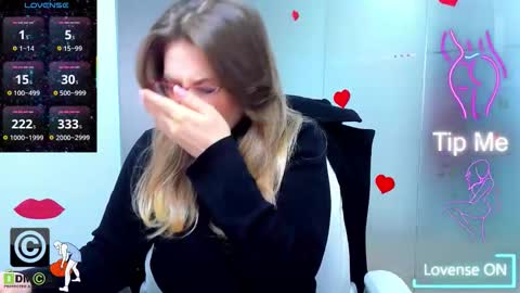 Snapshot of evelyne_rose chatting on 19, 3, 2026 evelyne_rose online show from 19, 3, 2026