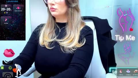 Snapshot of evelyne_rose chatting on 9, 4, 2026 evelyne_rose online show from 9, 4, 2026