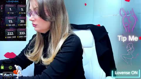 Snapshot of evelyne_rose chatting on 11, 4, 2026 evelyne_rose online show from 11, 4, 2026