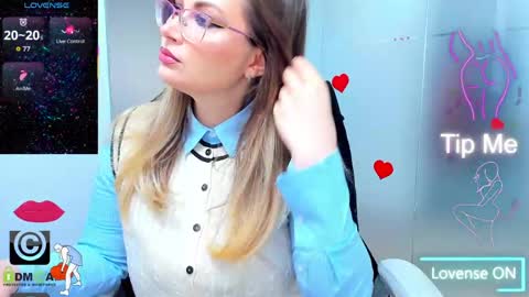 Snapshot of evelyne_rose chatting on 17, 4, 2026 evelyne_rose online show from 17, 4, 2026