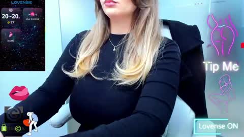 Snapshot of evelyne_rose chatting on 27, 4, 2026 evelyne_rose online show from 27, 4, 2026