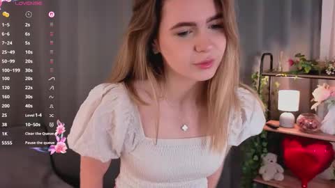 Snapshot of evelynlewis_ chatting on 18, 3, 2026 Mia online show from 18, 3, 2026