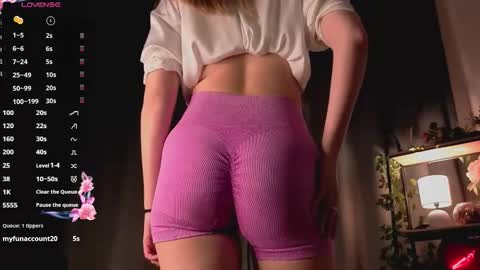 Snapshot of evelynlewis_ chatting on 19, 3, 2026 Mia online show from 19, 3, 2026