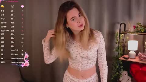 Snapshot of evelynlewis_ chatting on 22, 3, 2026 Mia online show from 22, 3, 2026