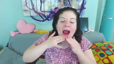 Snapshot of everly_rays chatting on 20, 12, 2024 Everly online show from 20, 12, 2024