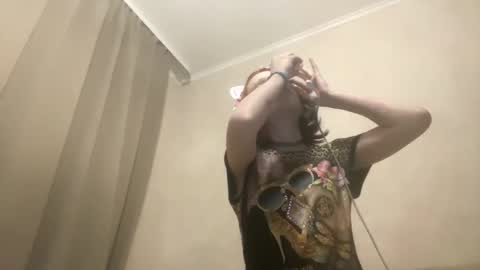 Snapshot of evettezirin chatting on 18, 11, 2025 Sky online show from 18, 11, 2025