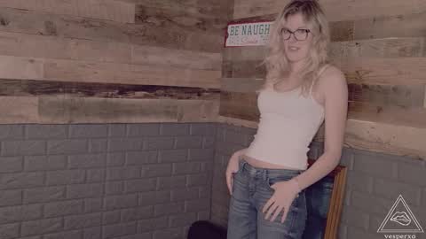 Snapshot of evilvillainess chatting on 4, 12, 2025 Vesper - online show from 4, 12, 2025