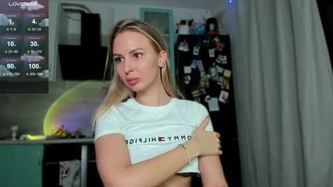 Snapshot of f1oraa chatting on 15, 12, 2024 if you dont have fansly account yet use this link to registration online show from 15, 12, 2024