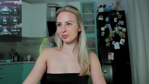 Snapshot of f1oraa chatting on 16, 12, 2024 if you dont have fansly account yet use this link to registration online show from 16, 12, 2024