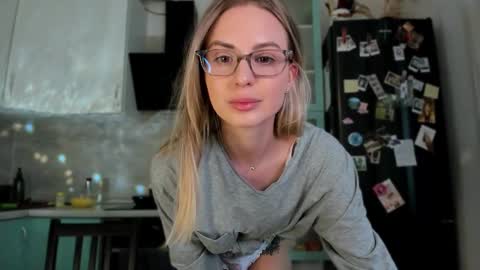 Snapshot of f1oraa chatting on 11, 2, 2025 if you dont have fansly account yet use this link to registration online show from 11, 2, 2025