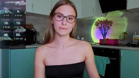 Snapshot of f1oraa chatting on 18, 9, 2025 if you dont have fansly account yet use this link to registration online show from 18, 9, 2025