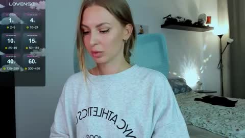 Snapshot of f1oraa chatting on 28, 10, 2025 if you dont have fansly account yet use this link to registration online show from 28, 10, 2025