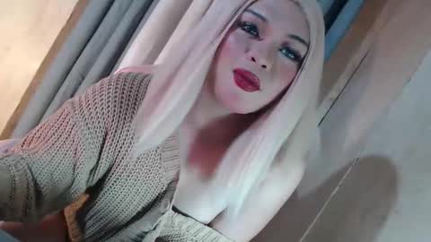 DANIELLA - DONT FORGET TO GIVE ME A THUMBSU UP online show from 25, 5, 2026