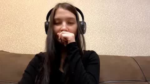 Aurora 18yo online show from 5, 12, 2025