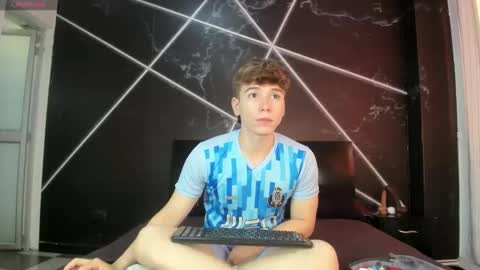 Femboy Max online show from 27, 11, 2025