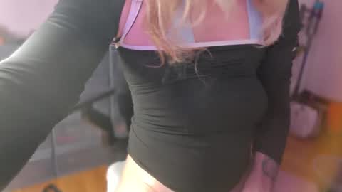 Snapshot of femme_mystique chatting on 14, 11, 2025 femme_mystique online show from 14, 11, 2025