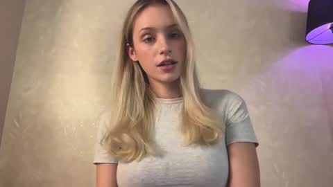 Snapshot of fflloowweerr chatting on 1, 10, 2025 Lisa online show from 1, 10, 2025