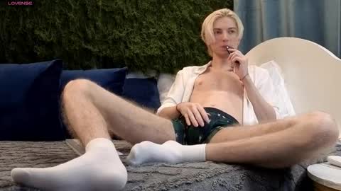 Snapshot of fiachand chatting on 4, 12, 2025 Thomas online show from 4, 12, 2025