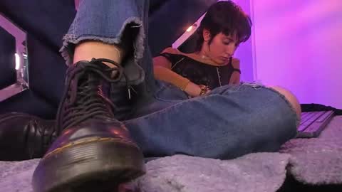   online show from 8, 1, 2025