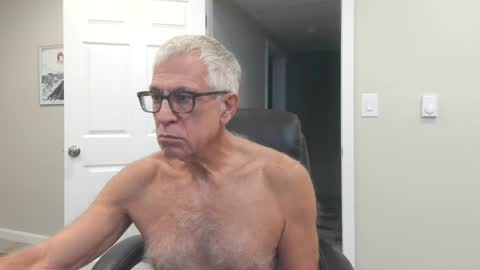 Snapshot of fitman999 chatting on 19, 10, 2025 Jon online show from 19, 10, 2025