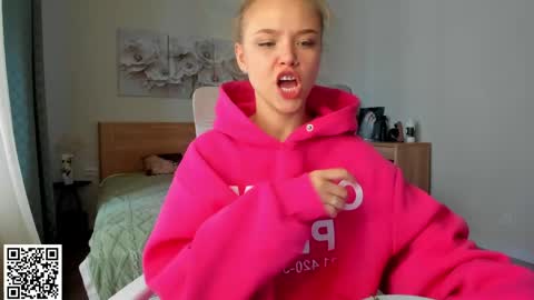 Snapshot of flooora_0 chatting on 23, 5, 2026 Mona online show from 23, 5, 2026