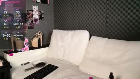 fluffy_cloude online show from 12, 5, 2026