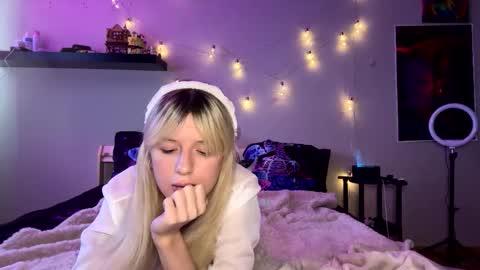 Snapshot of fluffy_delle chatting on 23, 9, 2025 Delle online show from 23, 9, 2025