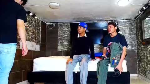 Snapshot of flyckers chatting on 12, 10, 2025 flyckers online show from 12, 10, 2025