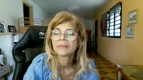 Snapshot of francelune chatting on 14, 4, 2026 francelune online show from 14, 4, 2026