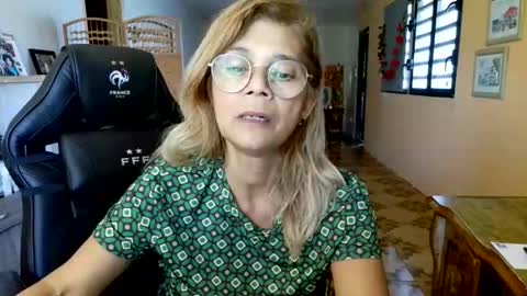 Snapshot of francelune chatting on 16, 4, 2026 francelune online show from 16, 4, 2026